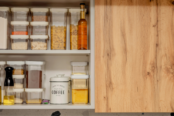 potes organizados com mantimentos em cozinha pequena